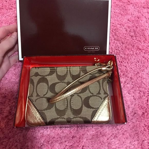 Authentic Coach Wristlet in original box - Picture 3 of 3
